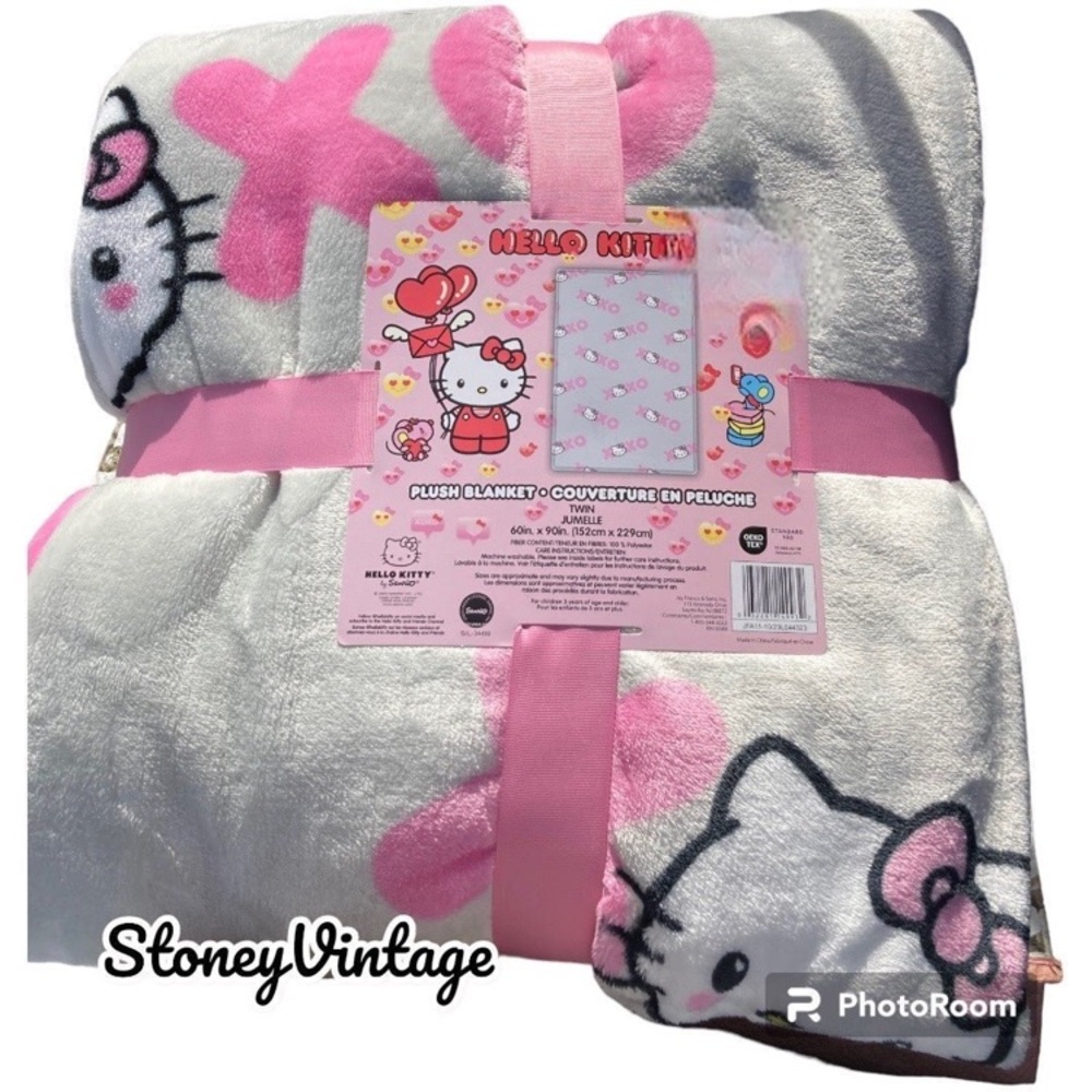 NEW Hello Kitty Gray XOXO Twin Blanket